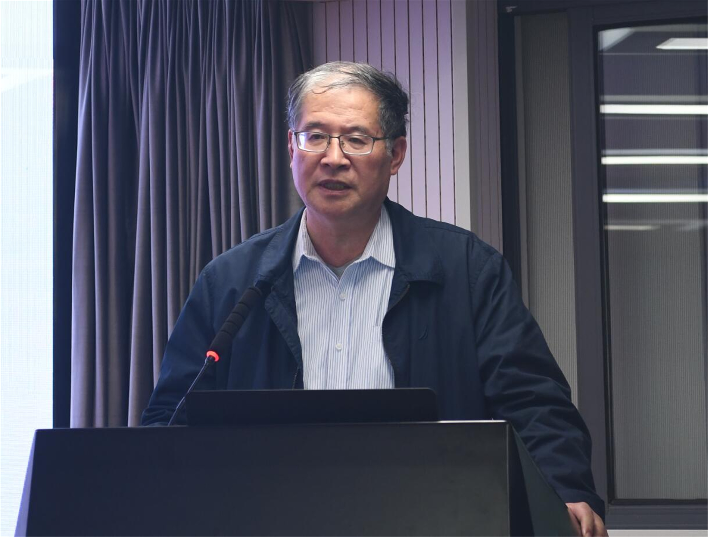 副校长娄斌超高度赞扬了嘉善光彪学院的线上和线下教学情况,在点评了